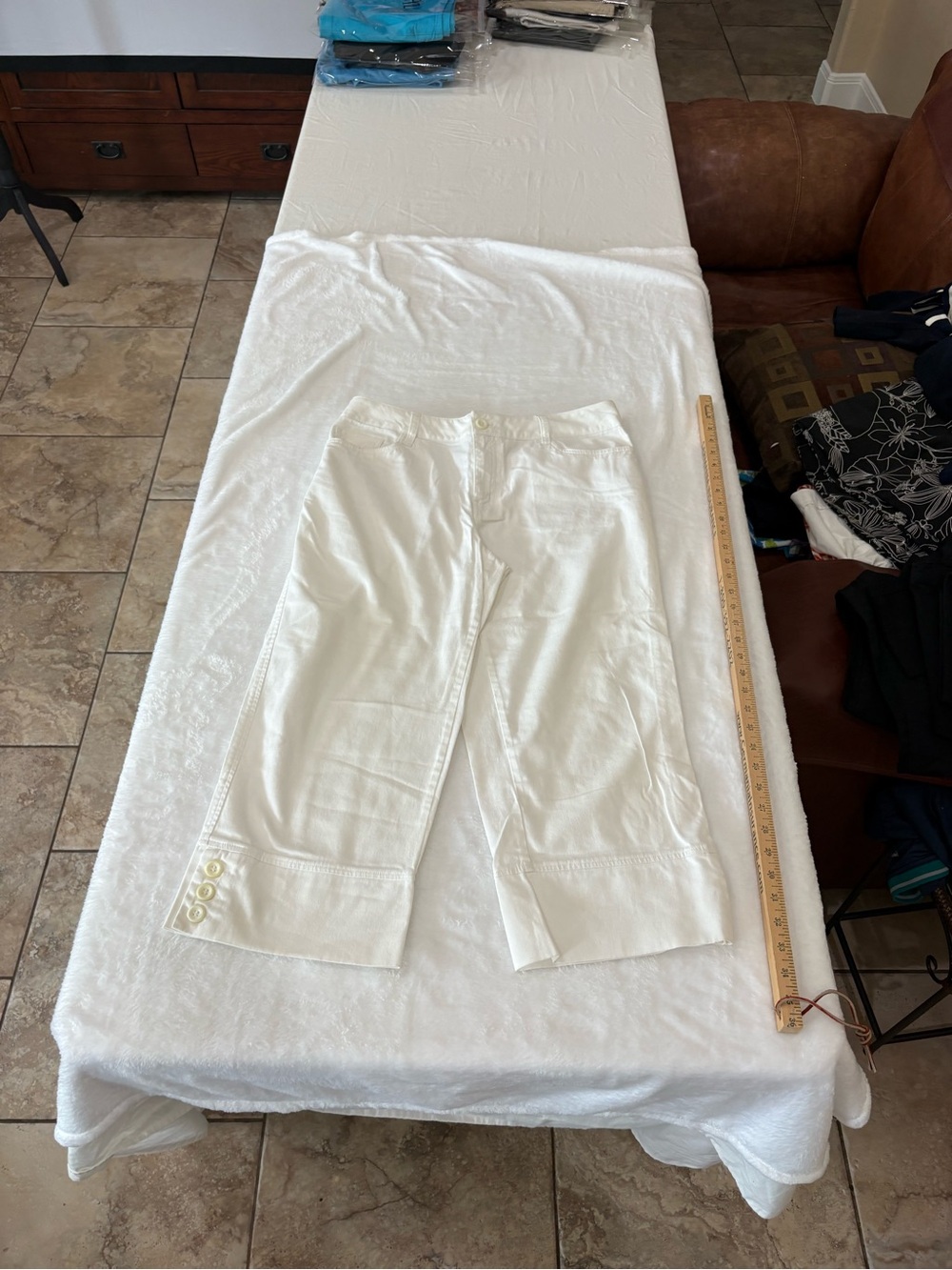 Women's Cream Cropped Button-Hem Capris
